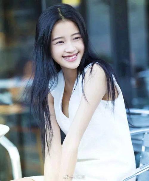 娱乐吃瓜李沁是谁啊,娱乐圈的清新小花，吃瓜群众心中的甜蜜女神